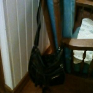 Black purse no holes or wesr